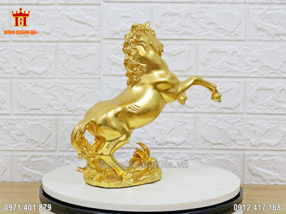 Tượng ngựa được chế tác hoàn toàn từ nguyên liệu đồng vàng nguyên chất